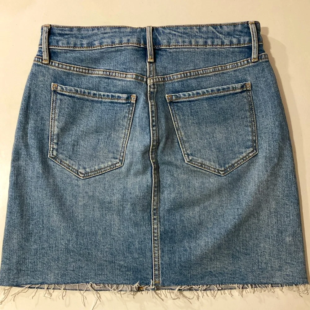Old Navy High Waisted Cut-off‎ Jeans Distressed Light Wash Size 6 - Picture 3 of 5